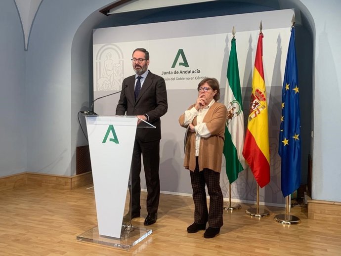 El delegado de la Junta en la provincia, Adolfo Molina, y la delegada territorial de Inclusión Social, Juventud, Familias e Igualdad, Dolores Sánchez, en rueda de prensa.