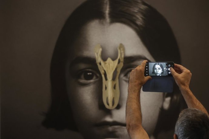 Archivo - Una de las obras de la exposición 'Carmen Calvo', en el IVAM. 