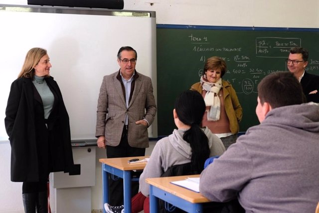 El delegado territorial de Desarrollo Educativo y Formación Profesional y de Universidad, Investigación e Innovación en Málaga, Miguel Briones, ha visitado el centro escolar.