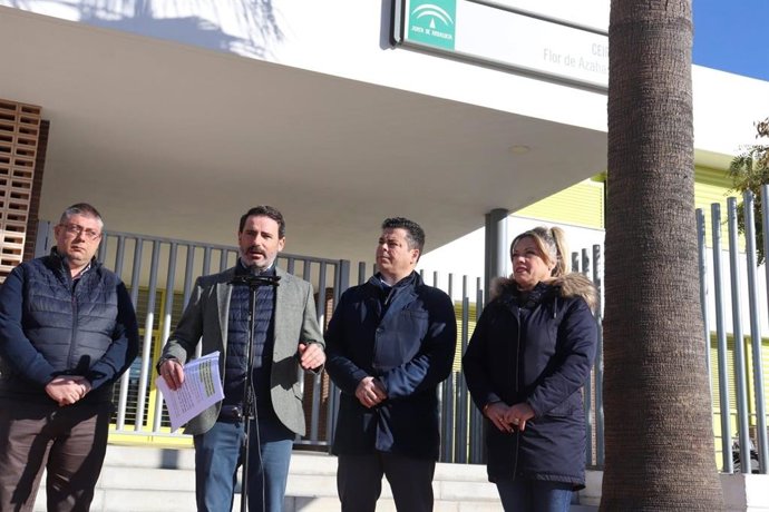 El secretario general del PP de Málaga, José Ramón Carmona, en la puerta de un colegio en Cártama.