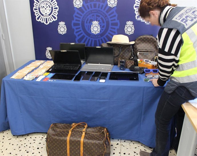 Nota De Prensa E Imágenes: "La Policía Nacional Desarticula Un Grupo Criminal Que Estafaba Mediante Smishing"