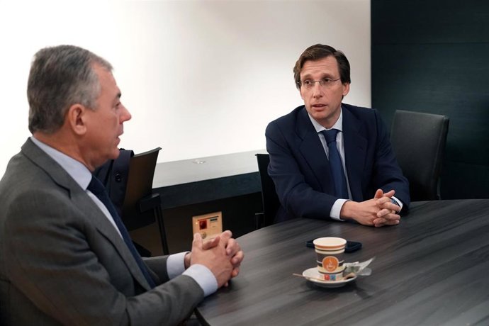 Reunión del candidato del PP a la Alcaldía de Sevilla con el regidor de Madrid.