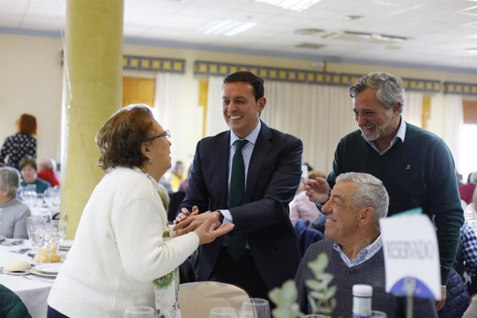 Javier Aureliano García con participantes en un curso de envejecimiento activo