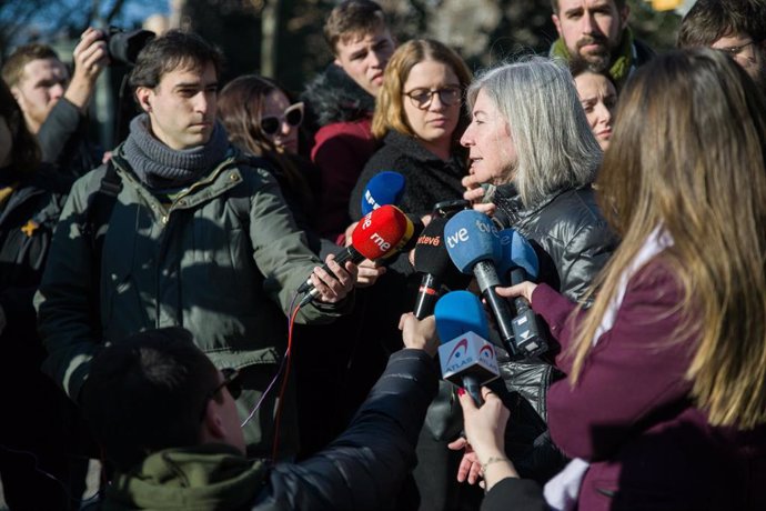 La presidenta de la Assamblea Nacional Catalana (ANC), Elisenda Paluzie, atiende a medios durante una concentración contra la visita del Rey Felipe VI a Barcelona organizada por Asamblea Nacional Catalana (ANC).