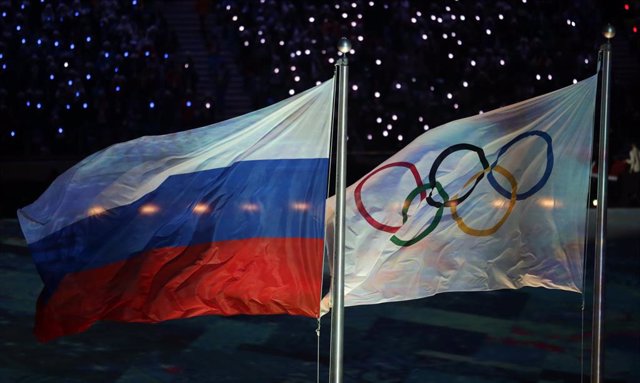 Archivo - Bandera rusa junto con la del Comité Olímpico Internacional