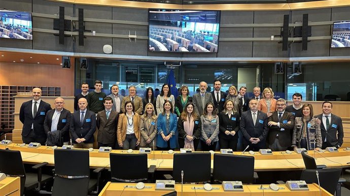 Una delegación del PPdeG encabezada por la secretaria general, Paula Prado, visita el Parlamento Europeo