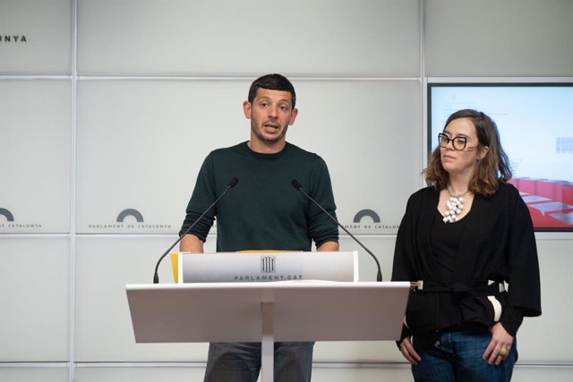 Archivo - El diputat de la CUP al Parlament Xavier Pellicer al costat d'Eulàlia Reguant