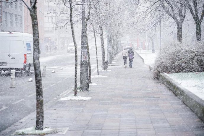 Una calle de Vitoria-Gasteiz cubierta de nieve, a 18 de enero de 2023