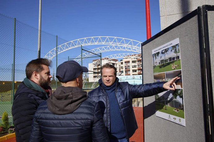 El alcalde de Mairena del Aljarafe, Antonio Conde, en la inauguración del primer gimnasio de musculación al aire libre de la provincia de Sevilla.