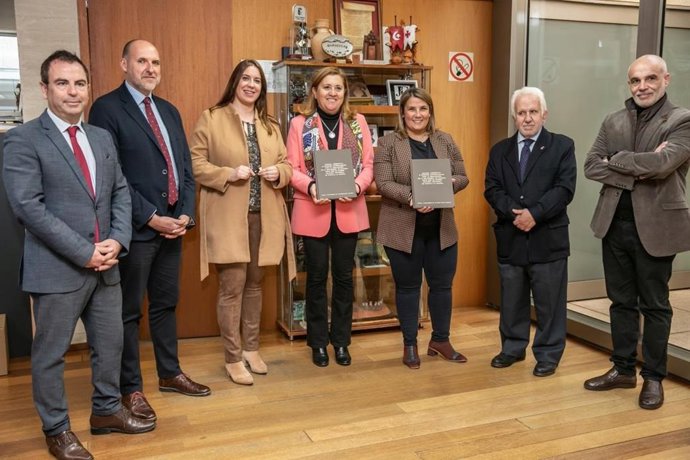 Reunión entre la consejera de Educación, Cultura y Deportes de C-LM, Rosa Ana Rodríguez, y las alcaldesas de Talavera, Tita García Élez, y Gamonal, Marta Garrido