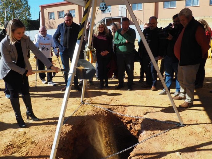 La alcaldesa de Alcalá participa en el acto de colocación de la primera piedra de la plaza ajardinada "para la convivencia" en el distrito Este.