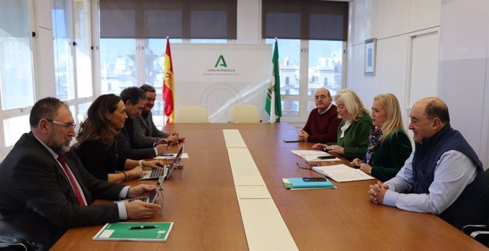 La delegada del Gobierno de la Junta en Cádiz, Mercedes Colombo, mantiene una reunión de trabajo con los seis gerentes del SAS en la provincia