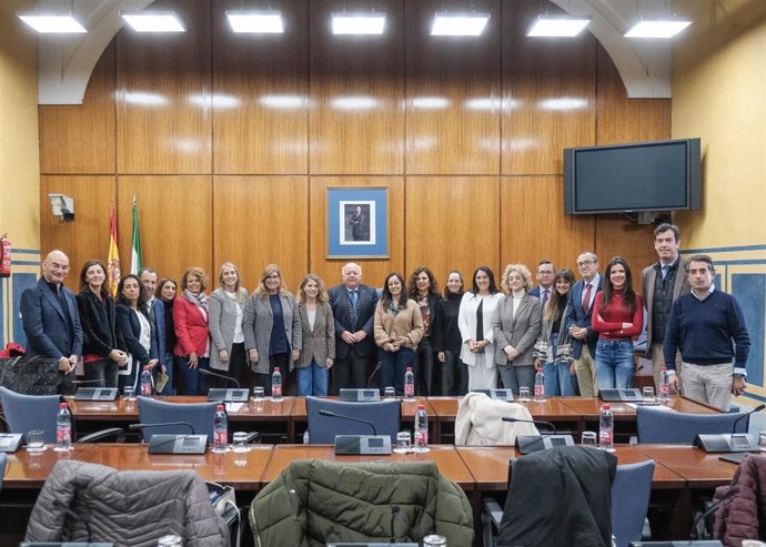 Foto de familia tras la sesión constitutiva de la comisión sobre Infancia y Adolescencia del Parlamento andaluz.