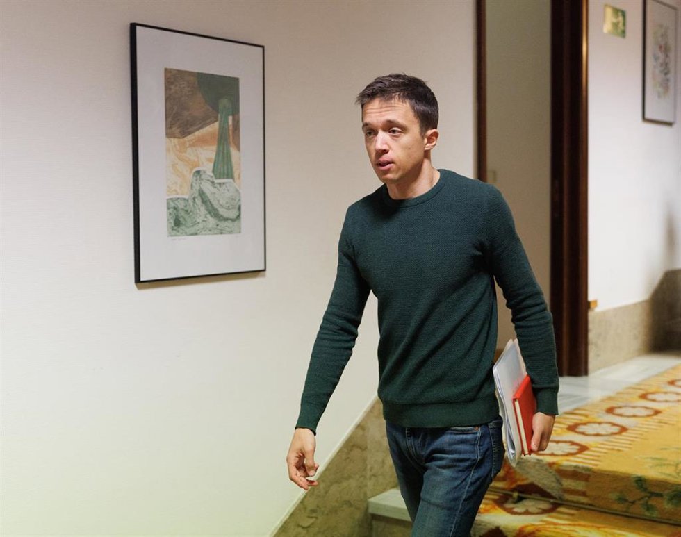 El líder de Más País, Iñigo Errejón, a su salida de la reunión de la Junta de Portavoces, en el Congreso de los Diputados, a 31 de enero de 2023, en Madrid (España).