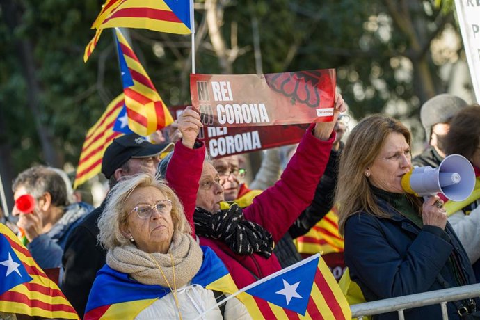 Una mujer sujeta el cartel 'Ni rey ni corona' durante una concentración contra la visita del Rey Felipe VI a Barcelona organizada por Asamblea Nacional Catalana (ANC).