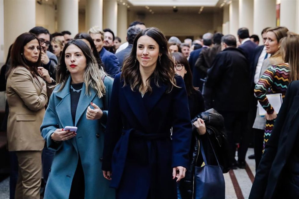 La ministra de Igualdad, Irene Montero (c), a su llegada a un pleno del Senado, a 31 de enero de 2023, en Madrid (España).