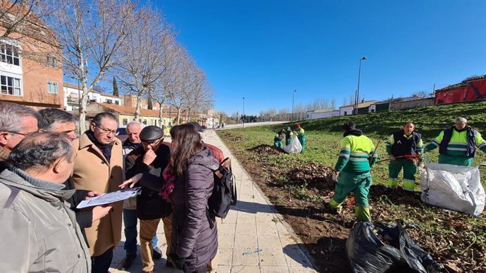 Tareas de desbroce en el barrio Chamberí de Salamanca.