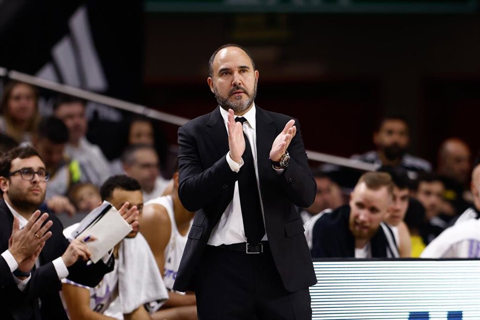 Archivo - El entrenador del Real Madrid, Chus Mateo, en un partido ante el UCAM Murcia de la Liga Endesa 2022-2023. 