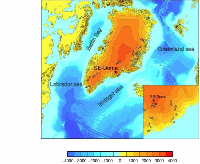 Mapa térmico de Groenlandia que indica las elevaciones de la región. La estrella indica la cúpula sureste de la capa de hielo de Groenlandia, donde se recogió el núcleo de hielo de este estudio.