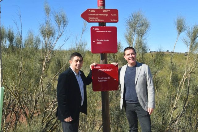 Francsco Reyes y Santago Cabañero en el punto de unión de las vías verdes de Segura y de la Sierra de Alcaraz