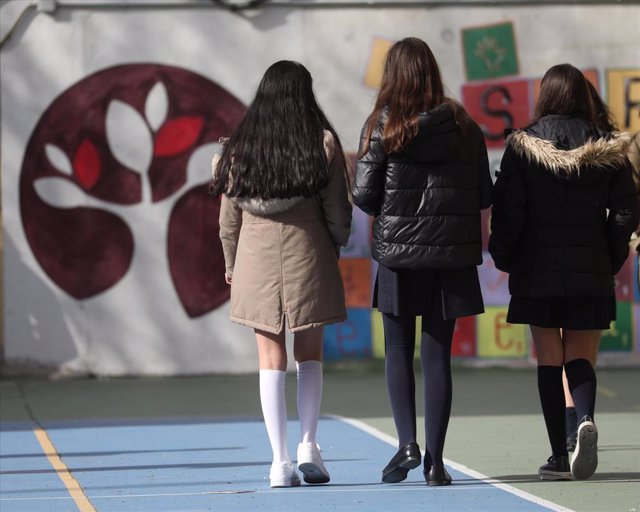 Archivo - Tres niñas en el patio del colegio,