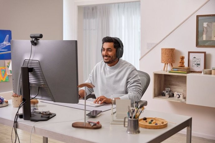 Archivo - Recurso de espacio de trabajo con accesorios Logitech para videoconferencias 