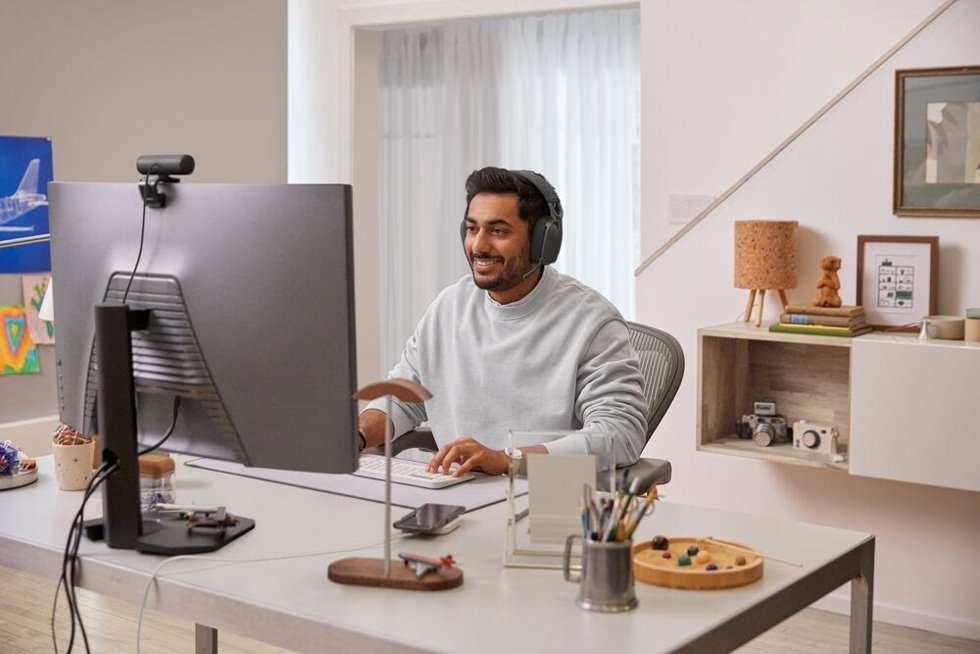 Archivo - Recurso de espacio de trabajo con accesorios Logitech para videoconferencias 