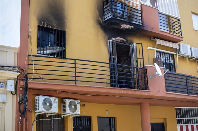 Detalle del inmueble en la que han fallecido tres personas y varias más han resultado heridas en el incendio de una vivienda en Huelva.