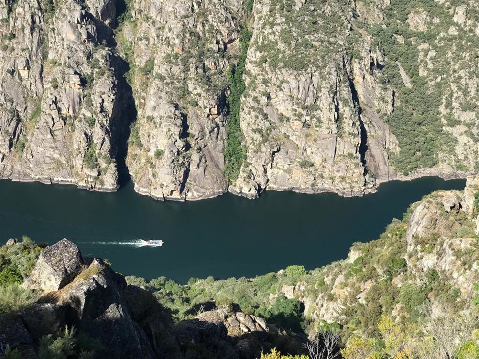 Archivo - Navegación en la Ribeira Sacra, en el río Miño-Sil