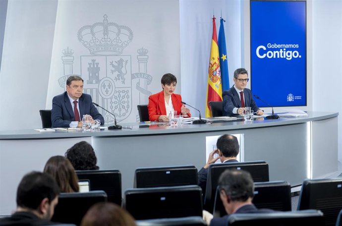 (I-D) El ministro de Agricultura, Pesca y Alimentación, Luis Planas; la ministra Portavoz, Isabel Rodríguez y el ministro de la Presidencia, Relaciones con las Cortes y Memoria Democrática, Félix Bolaños, durante una rueda de prensa posterior al Consejo