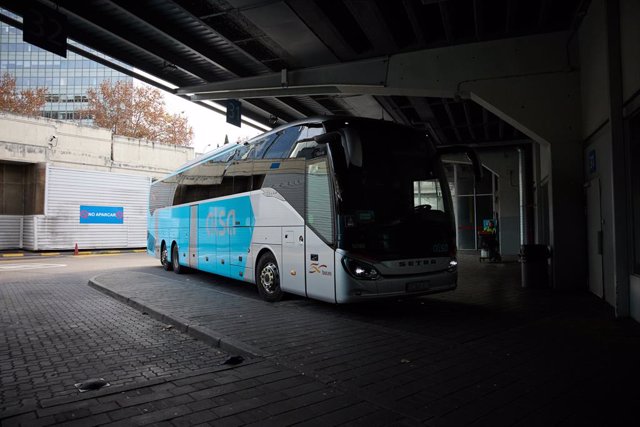 Archivo - Un autobús en la estación de autobuses de Méndez Álvaro, a 30 de diciembre de 2022, en Madrid