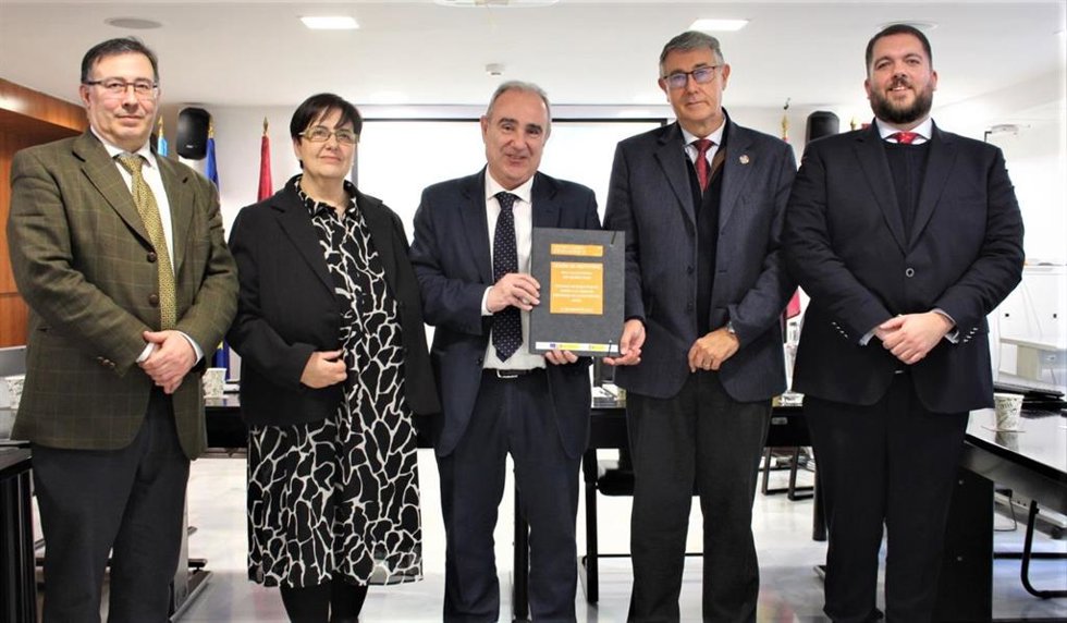 Carlos Muñoz, subdirector general Programación y Gestión Económica y presupuestaria de la DGA; María Vega Gil, directora de Certificación y Compra Pública Innovadora;Teodoro Estrela, director general del Agua, y Mario Urrea, presidente de la CHS