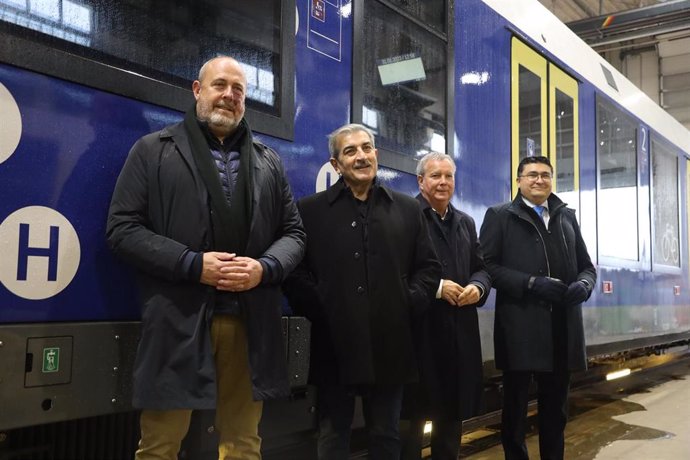 El vicepresidente de Canarias y el consejero de Obras Públicas, Román Rodríguez y Sebastián Franquis, respectivamente (en el centro), junto a los consejeros de Transportes de Tenerife y Gran Canaria en una visita al tren de Hamburgo