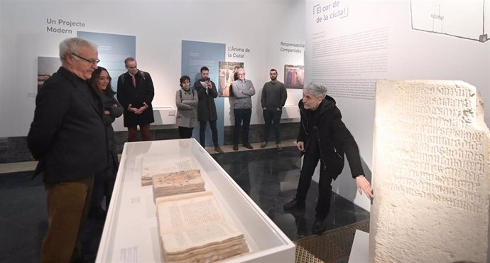El alcalde de Valncia, Joan Ribó, y la edil de Patrimonio y Recursos Culturales, Glria Tello, visitan la exposición 'La Casa de la Ciudad y el Buen Gobierno'