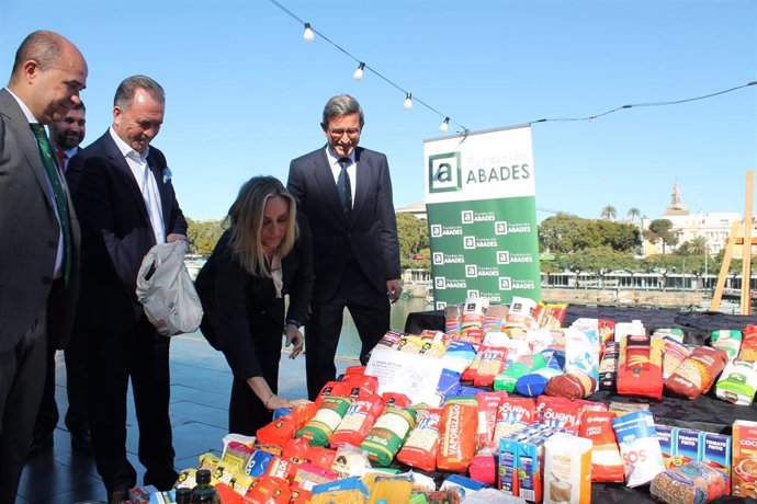 La consejera de Fomento, Articulación del Territorio y Vivienda de la Junta de Andalucía,  Marifran Carazo, el consejero de Política Industrial y Energía de la Junta de Andalucía,  Jorge Paradela, junto a Julián y Antonio Martín de Grupo Abades.