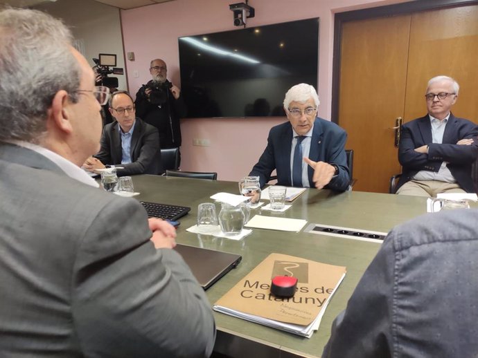 El secretario general de MC, Xavier Lleonart, y el conseller de Salud, Manel Balcells, en la sexta reunión de negociación