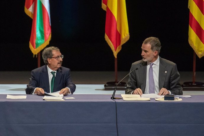 El Rey Felipe VI (d) y el presidente en funciones del CGPJ, Rafael Mozo (i), durante el acto de entrega de despachos de la LXXI promoción de la Carrera Judicial y a la XXII promoción del cuarto turno.