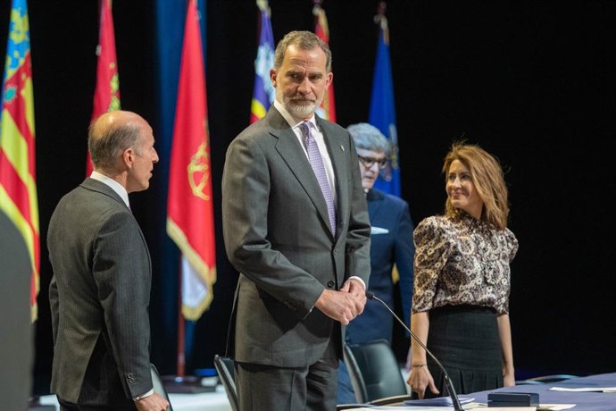 El Rei Felip VI (c) i la ministra de Transports, Mobilitat i Agenda Urbana, Raquel Sánchez (d), durant l'acte