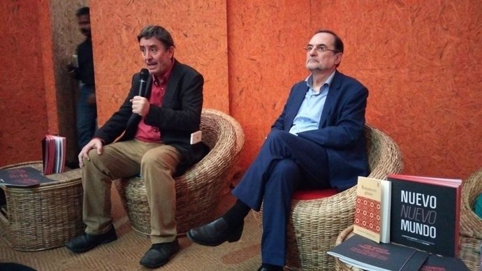 El director del Instituto Cervantes, Luis García Montero, y el director del Cervantes de Nueva Delhi, Óscar Pujol, en la Feria del Libro de Calcuta