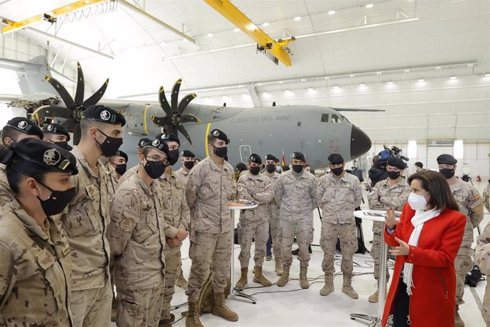 Archivo - La ministra de Defensa, Margarita Robles, interviene durante su visita a la Base Aérea de Zaragoza