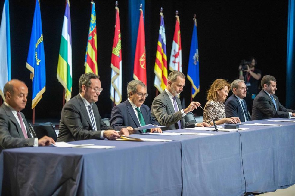 El Rey Felipe VI (c), el presidente en funciones del CGPJ, Rafael Mozo (3i), la ministra de Transportes, Movilidad y Agenda Urbana, Raquel Sánchez (3d), el fiscal general del Estado, Álvaro García Ortiz (2i), y el presidente en funciones del Tribunal Su