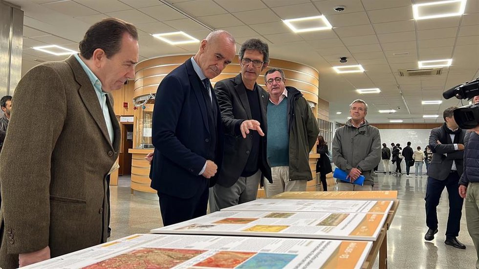 Archivo - Sevilla.-El Ayuntamiento y la Escuela de Arquitectura impulsarán tres proyectos piloto para "mitigar" altas temperaturas
