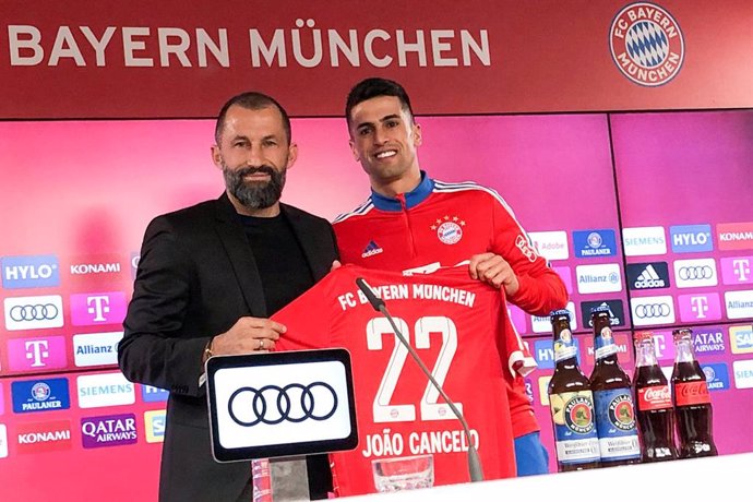 Joao Cancelo posa con la camiseta del Bayern junto al director deportivo Hasan Salihamidzic