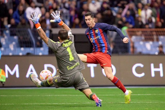 El jugador del FC Barcelona Robert Lewandowski marca el 0-1 contra el Real Betis, en la semifinal de la Supercopa de España