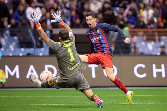 El jugador del FC Barcelona Robert Lewandowski marca el 0-1 contra el Real Betis, en la semifinal de la Supercopa de España