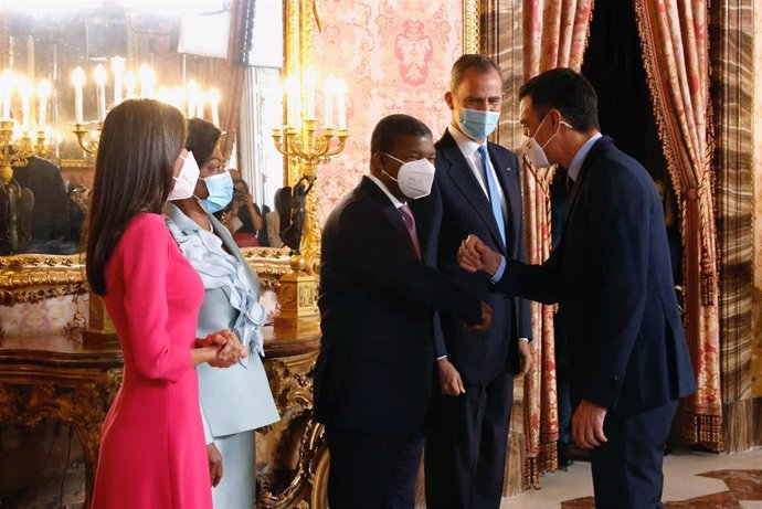 Archivo - El Rey Felipe y la Reina Letizia junto al presidente de la República de Angola, Joo Manuel Gonalves Loureno, y su esposa, Ana Afonso Dias, reciben al presidente del gobierno, Pedro Sánchez, durante la celebración del almuerzo en el Palacio 