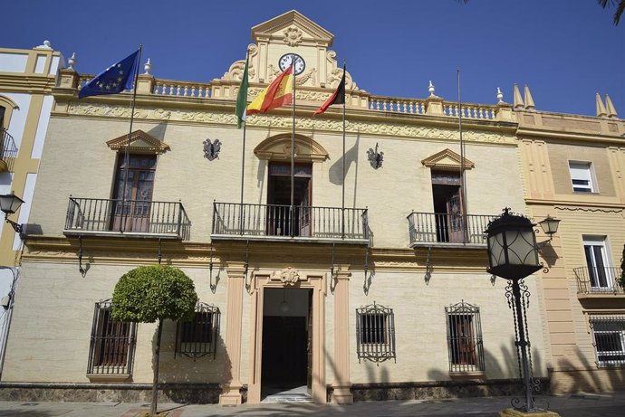 Archivo - Fachada del Ayuntamiento de Ayamonte (Huelva).