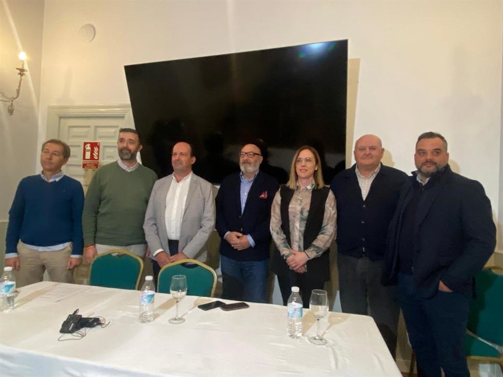 El presidente de Vox en Córdoba, Alejandro Hernández, con Antonio Hidalgo, Paco Huertas y representantes de Vox en Lucena.