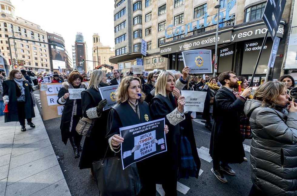 Un grupo de Letrados de la Administración de Justicia se manifestó durante la primera jornada de la huelga indefinida que empezó el pasado 24 de enero. 