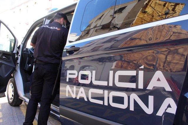 Un furgón estacionado frente al domicilio en el que se han localizado los cadáveres de un hombre y una mujer muertos por disparos, a 31 de enero de 2023 en La Línea (Cádiz, Andalucía, España)